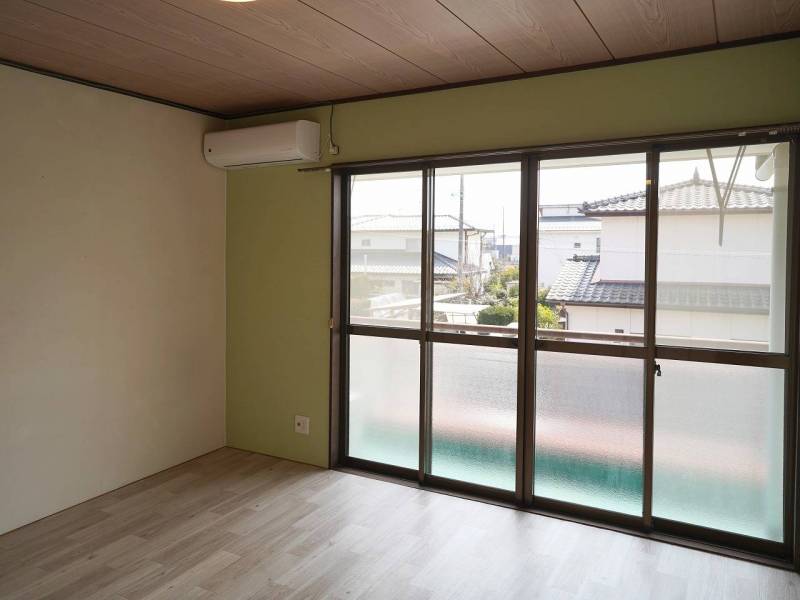 南側リビングはリフォーム済み。オシャレなアクセントクロス