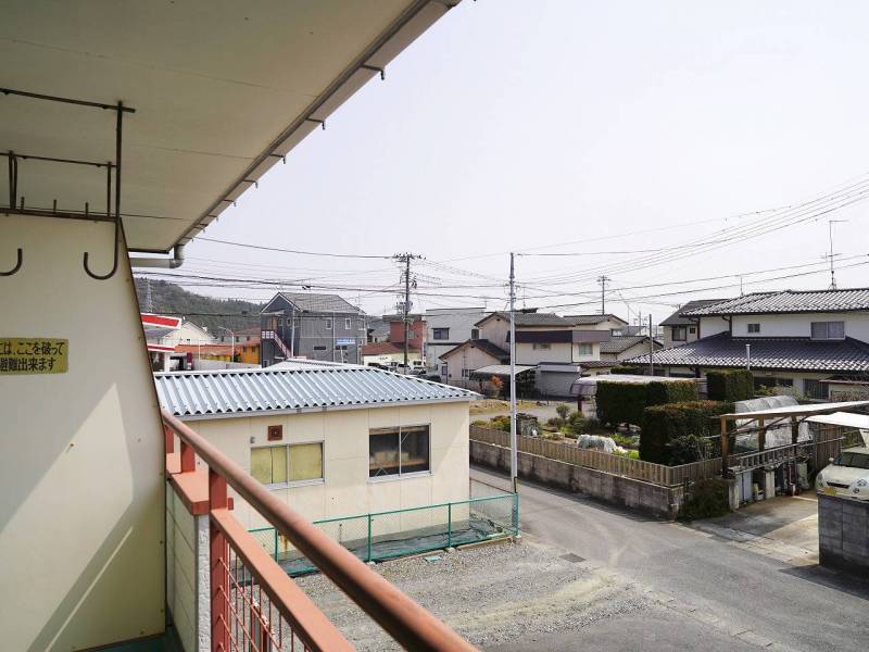 南側リビングの前面は駐車場であり、日当たりと風通しが良好