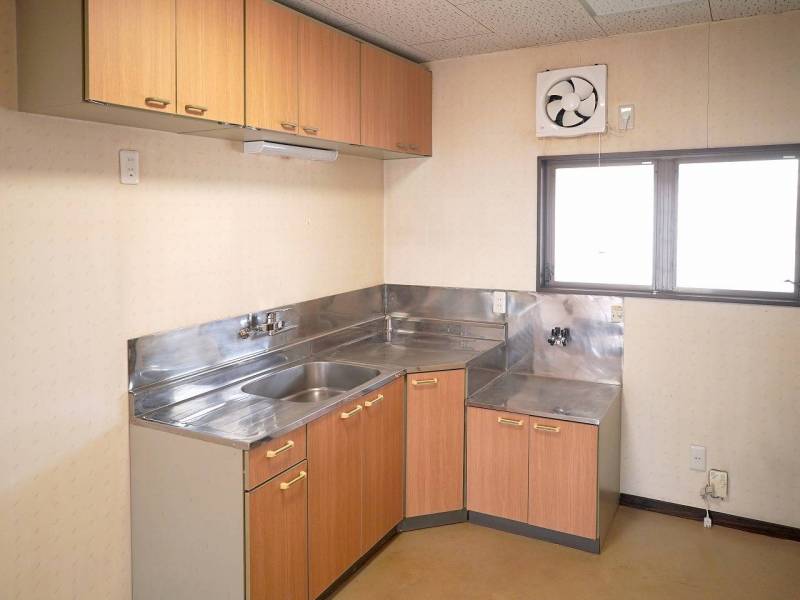 キッチンもリフォーム済み。オシャレなクロス