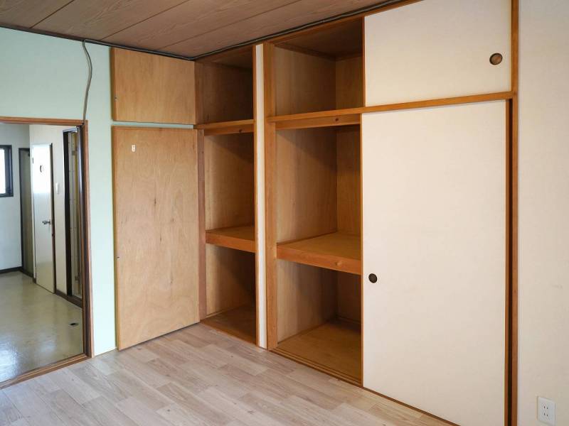中のリビングは、大容量の収納があります。