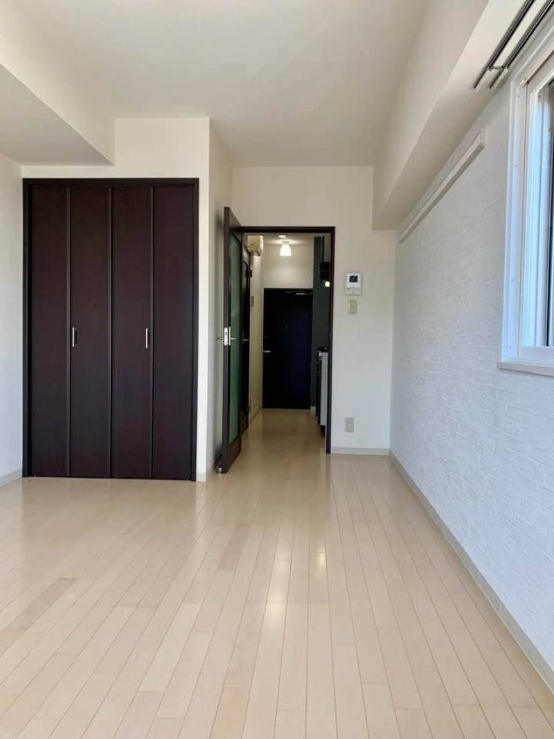 壁紙は石調で落ち着くお部屋です！