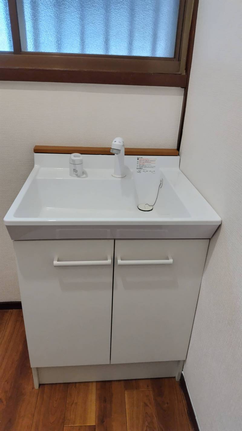 1階の洗面台は窓いっぱいで解放感あり。