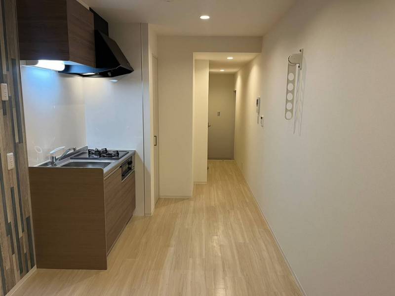 居間から玄関を望む