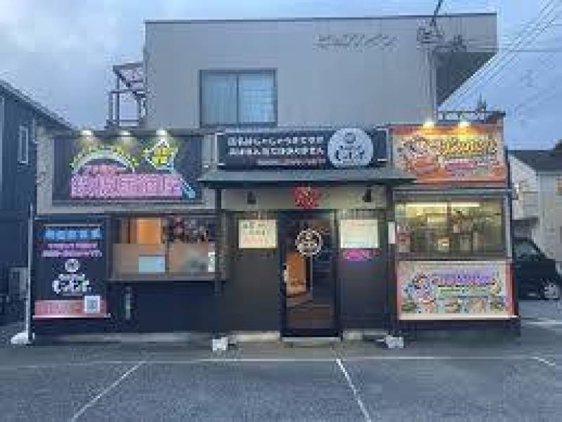 昼はハンバーガー屋さん、夜はお好み焼き屋さん
徒歩２分