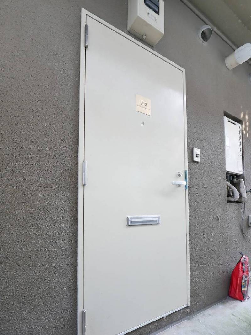 玄関前は屋根付きです