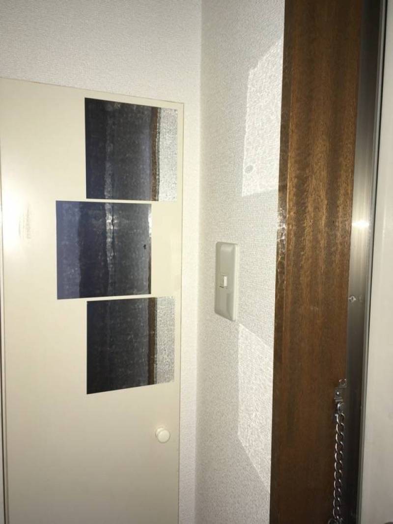 おしゃれな玄関わきのミラーアクセサリ