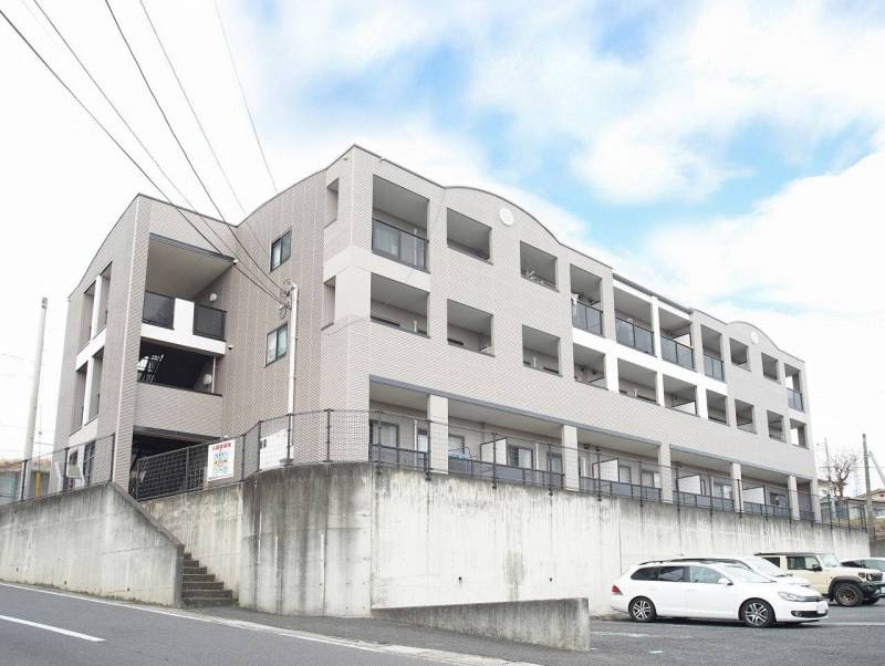 この辺では一番高い場所にあるマンションです。海まで見えます。