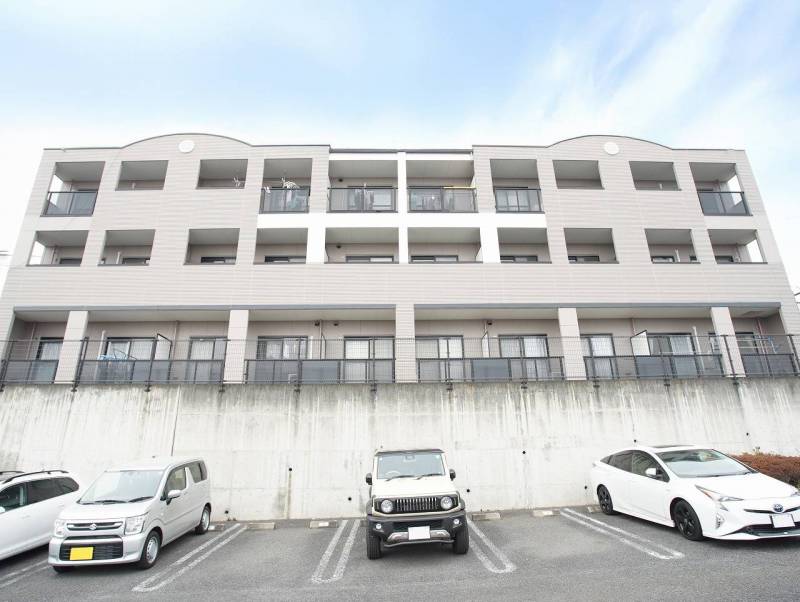 東側が駐車場で採光と見晴らしが抜群！しかも最上階、角部屋。
