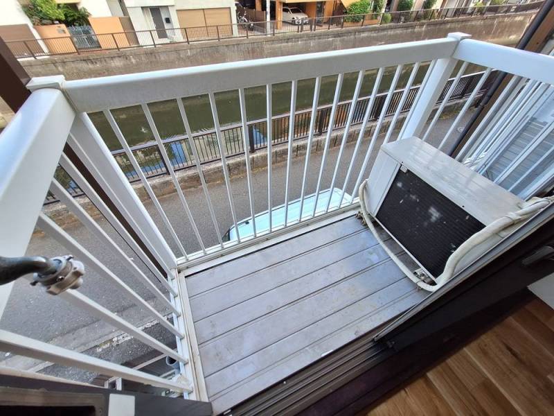 ベランダに洗濯機置き場あり。