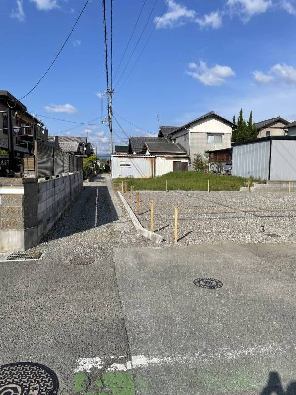 出入口が狭い(2m)ですが最近入口側建物が解体されました
