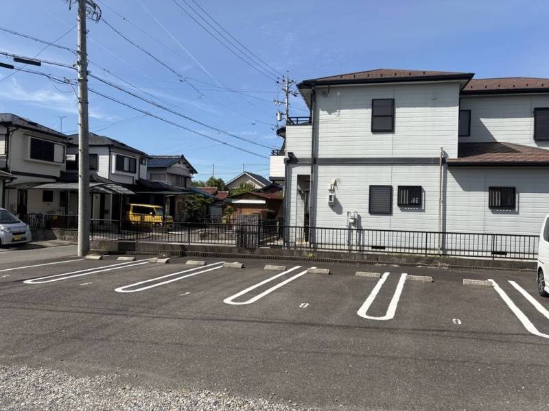 建物向かって左手に駐車場（各部屋２台）あります