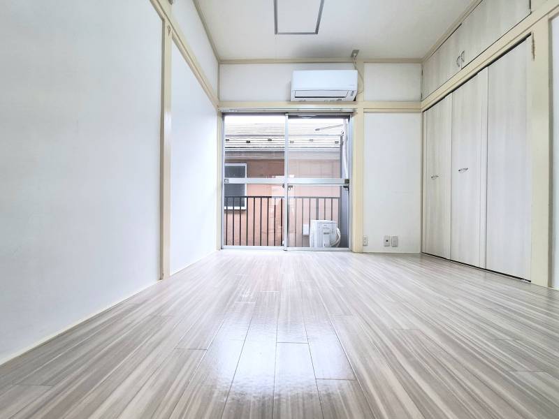 リフォーム済み、床は白系木目調