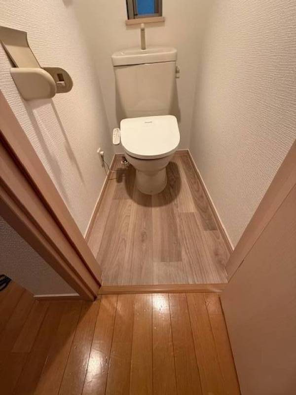 明るく清潔感のあるトイレです