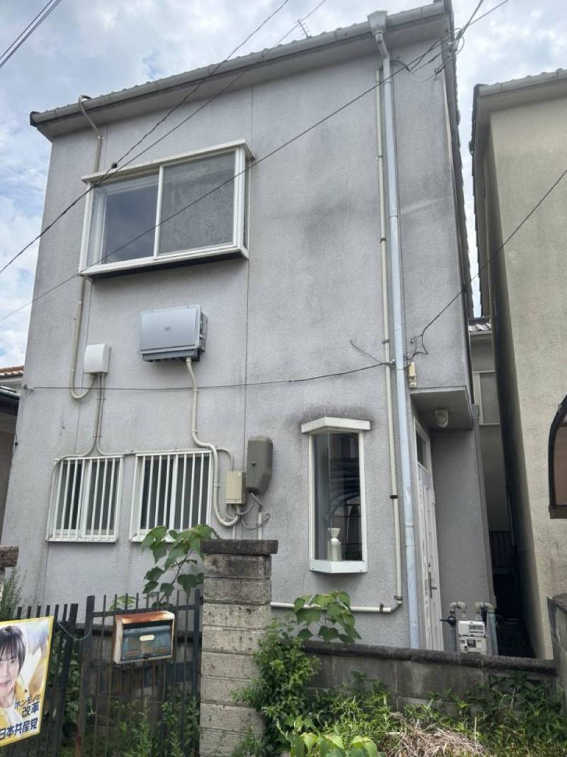外観は年式相応ですが、大きなひび割れや破損などはありません。