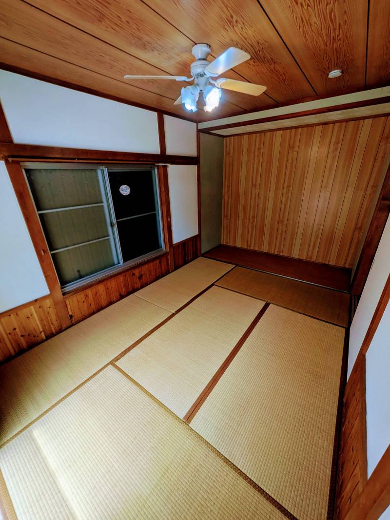 板の間含め7.5帖ある和室(1F)ごろんと寛げます