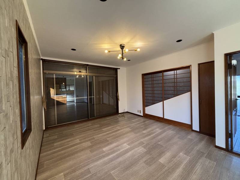 広々としたリビング！クロス 床など新調しています！