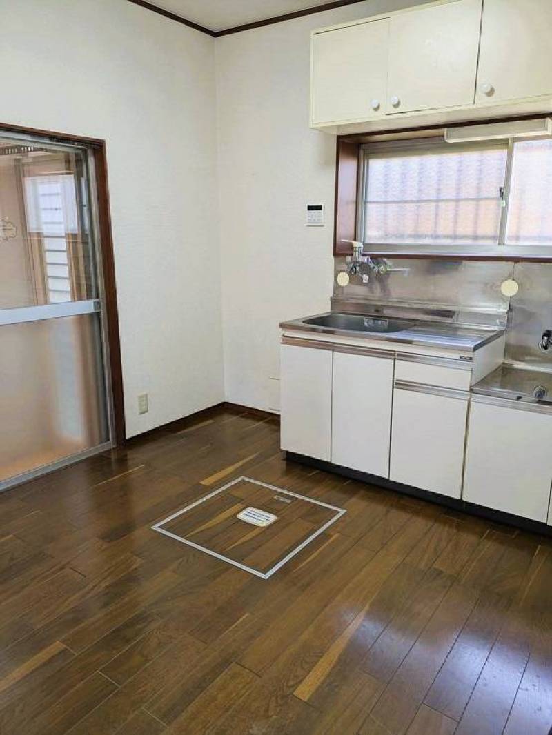 明るいキッチン♪　戸建ならではの床下収納付き♪