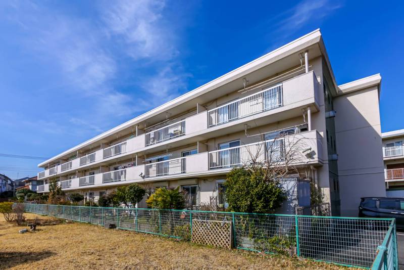 3階建ての低層分譲ビンテージマンションです