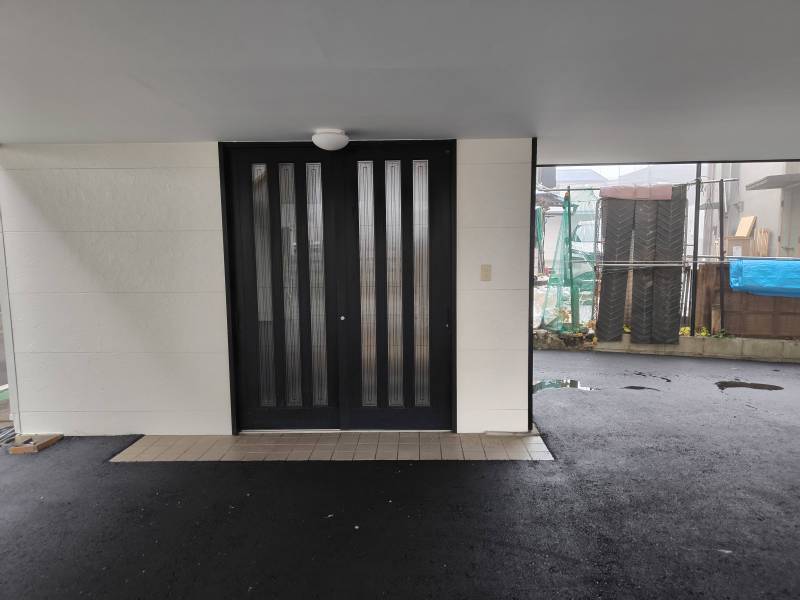 玄関・駐車場が屋根下なのでぬれずに荷物積み下ろし可能です