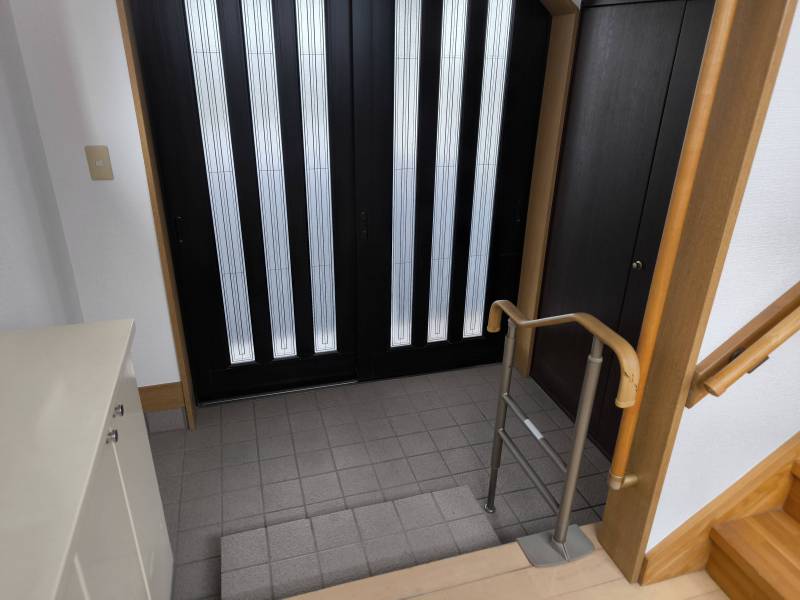 入口から階段へ手すりが続いています