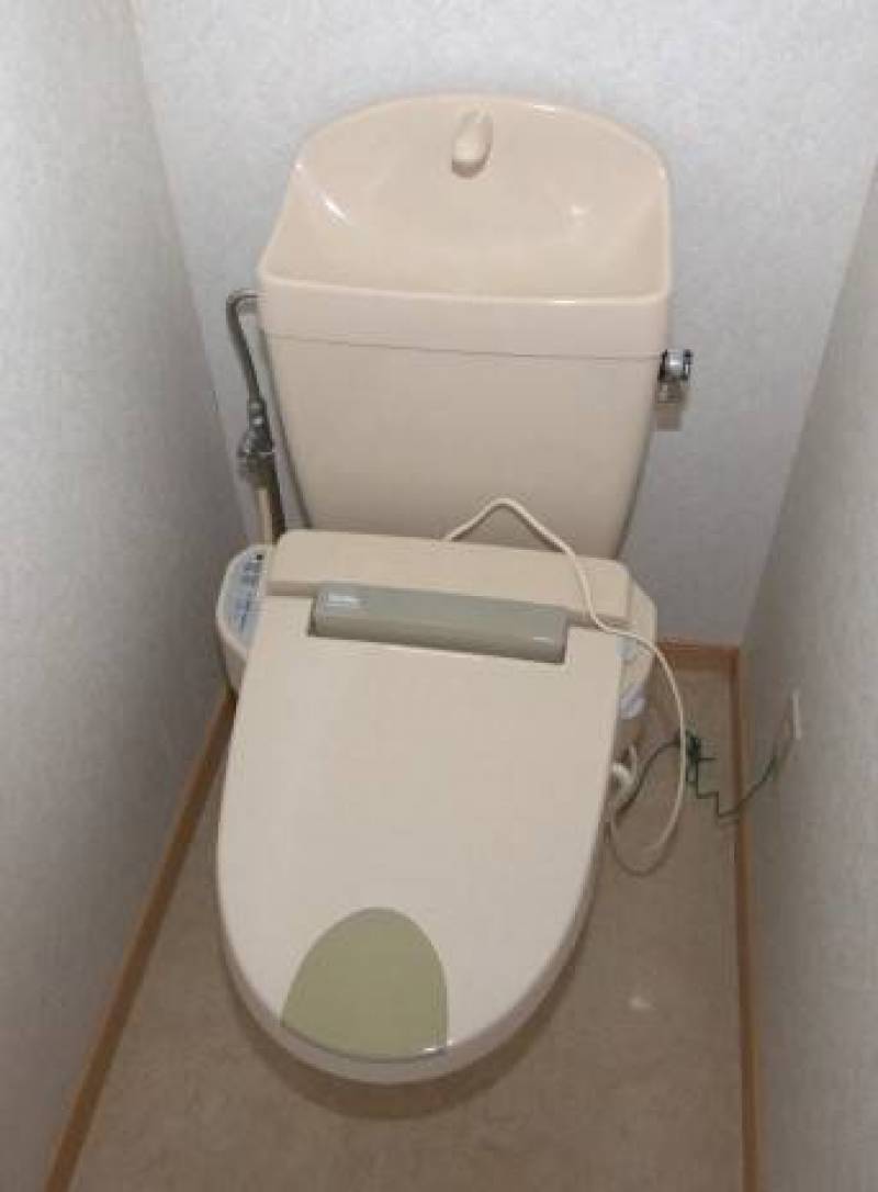 トイレ　温水洗浄装置付き