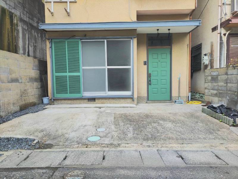 小型車1台と軽自動車1台なら並べて駐車可能です！