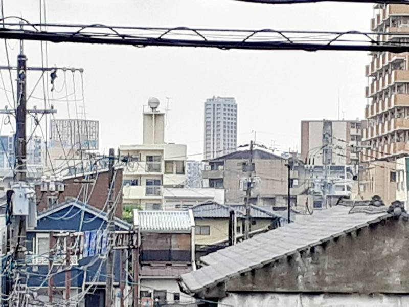 廊下から見えるアミュプラザ、森都心プラザ図書館