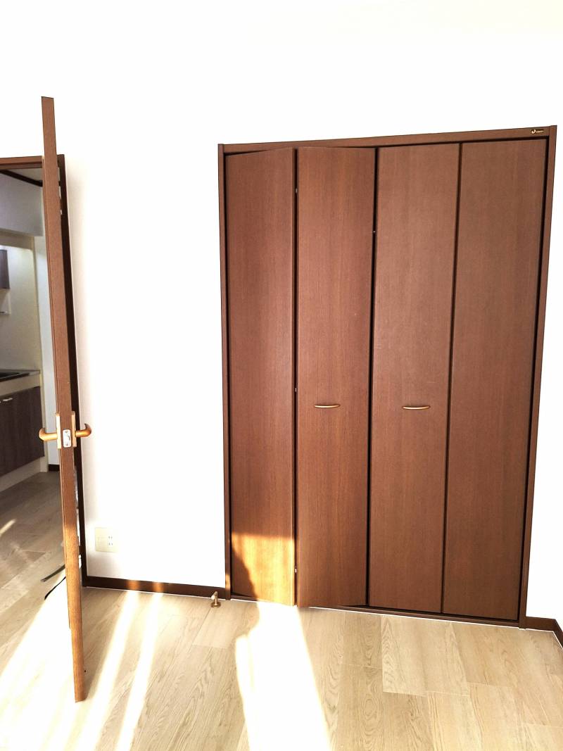 右はクローゼット、左はキッチンへのドアです