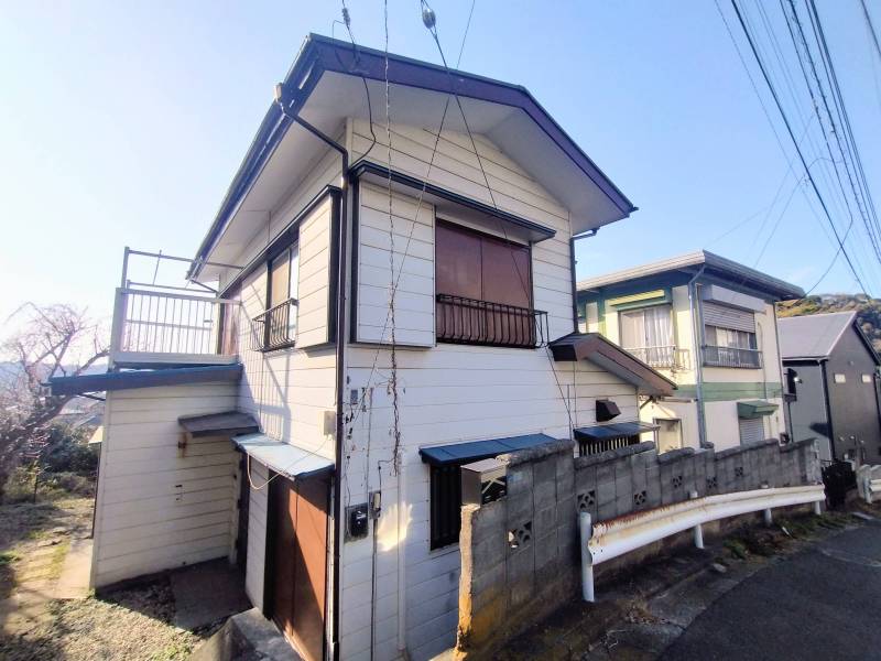 玄関までは階段を8段程下ります。