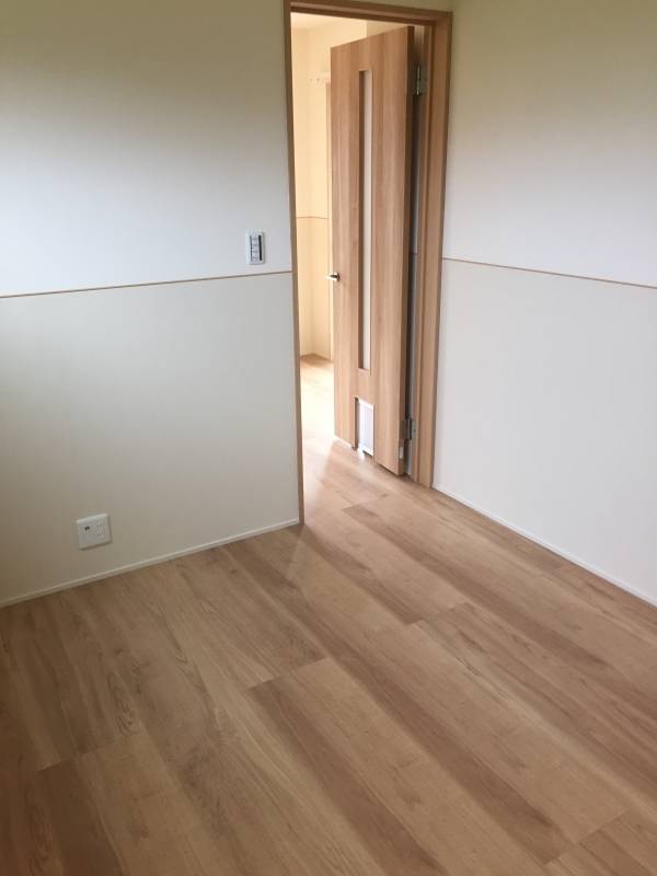 明るいリビングでペット専用の足腰に優しいフローリングです。