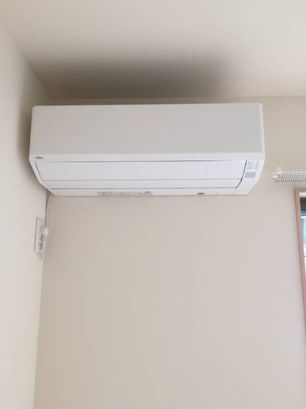 リビングと寝室に1台ずつエアコンがあります。