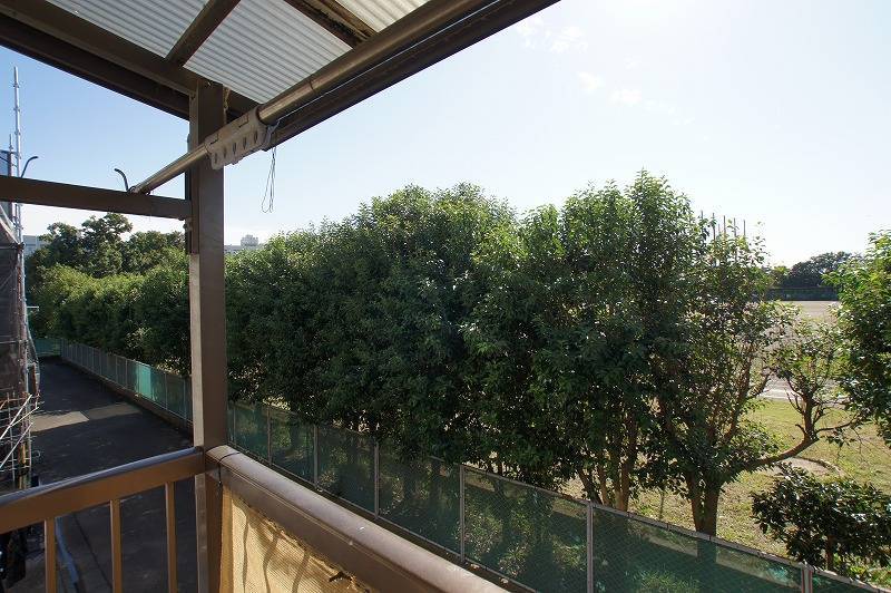 初雁高校のグラウンドが南側にあり日当たり、風通しが良いです。