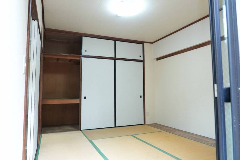 バルコニー側の和室。収納◎