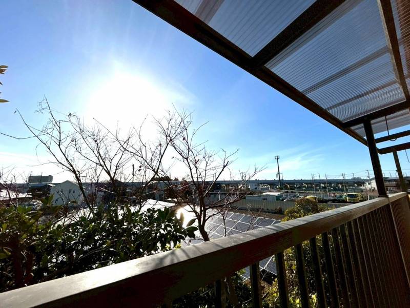 さえぎるものがなく、見晴らしも良好。新幹線が良く見えます。