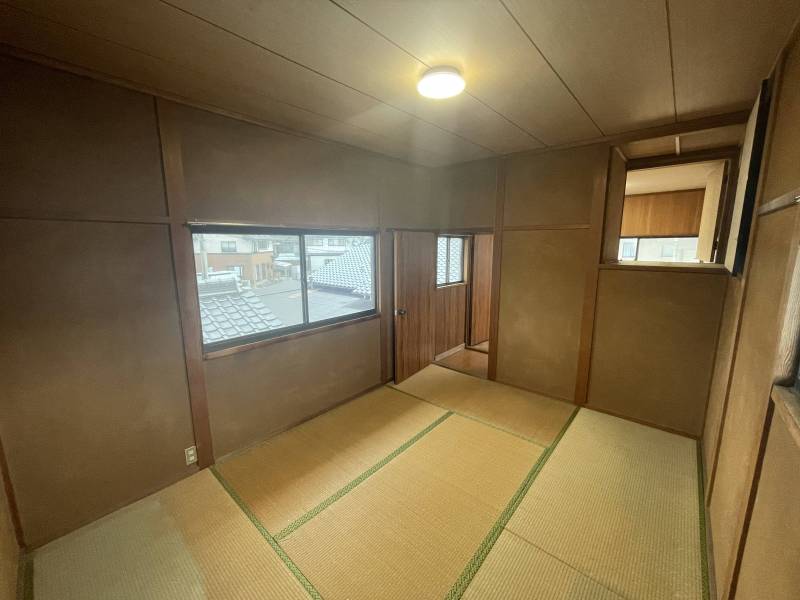 2階の六畳和室。採光バッチリ！