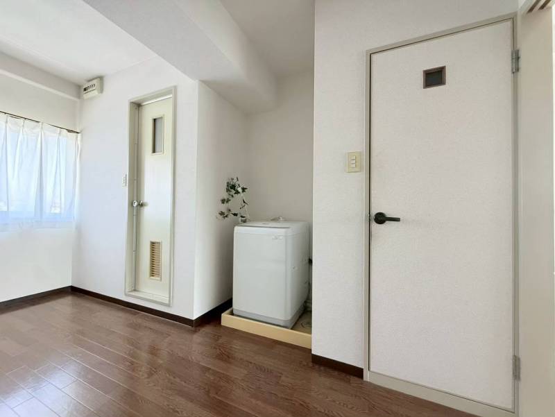 キッチンから見たトイレとお風呂（洗濯機は備え付き）