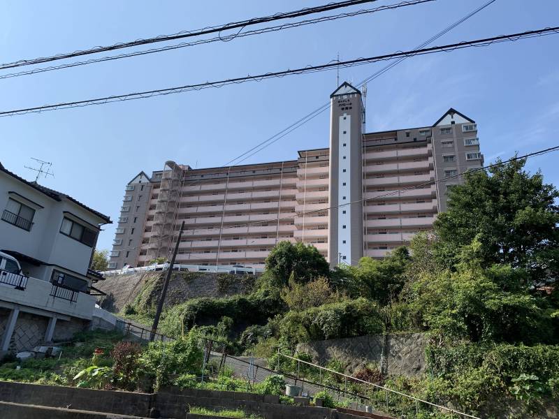 丘の上のお城のような素敵な外観です！