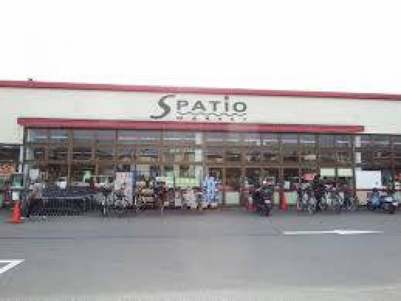 車で3分。食品〜日用品の買い物ができます。