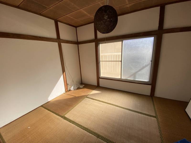 塗り壁の和室。畳は表替え予定です。