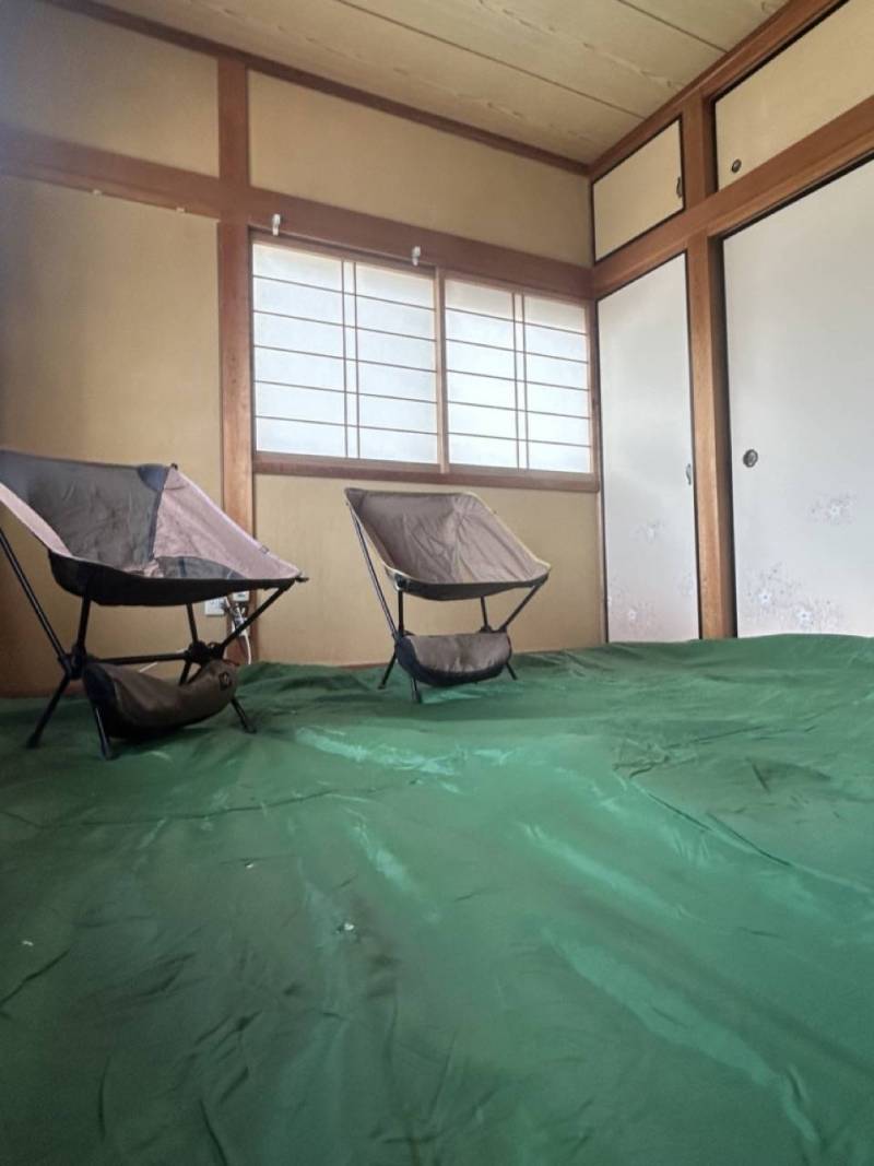 2階の奥の和室です！キャンプ用の椅子を置きました！