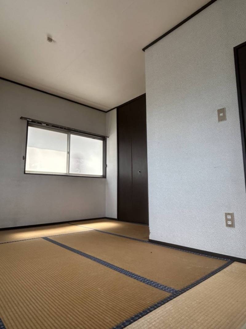 2階の手前の和室を奥から撮影しています！