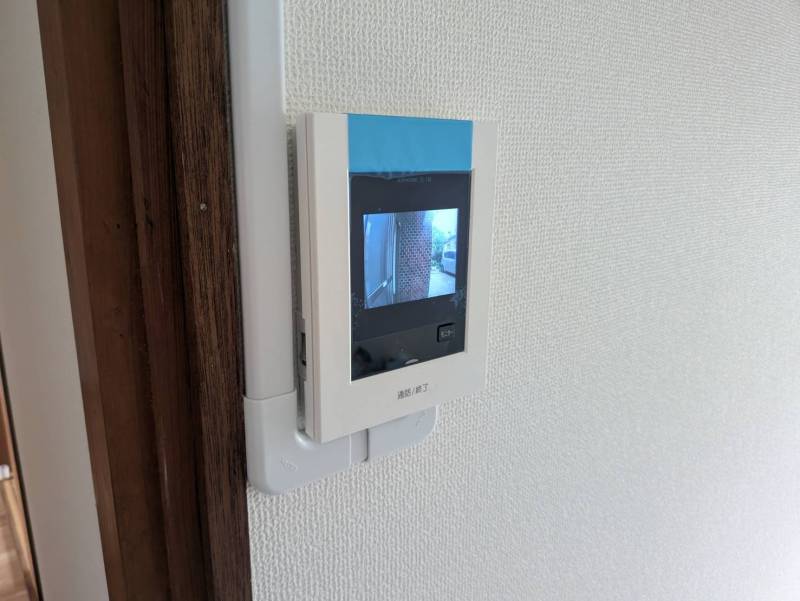 テレビモニターインターフォンは新品の設備です。