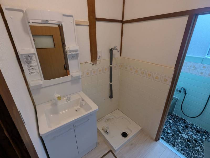 新品の洗面化粧台と、室内洗濯機置き場です。