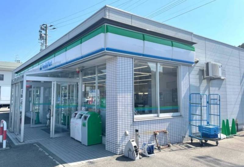 ファミリーマート新潟矢代田店（コンビニ）まで201m