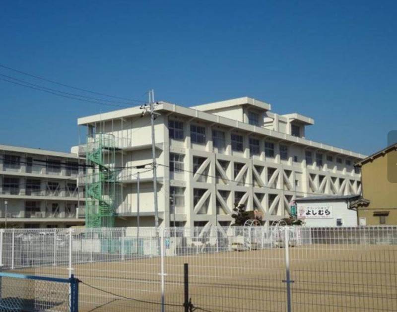 中学校まで徒歩2分！