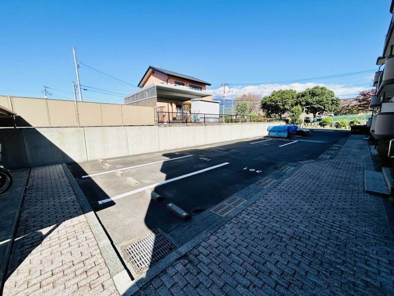 駐車場は敷地内♪2台無料です♪