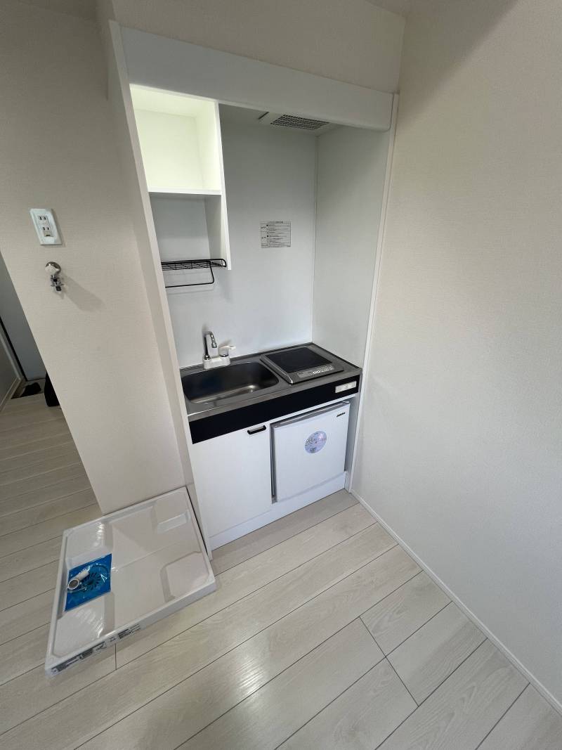 キッチンには、冷蔵庫がついているので便利。