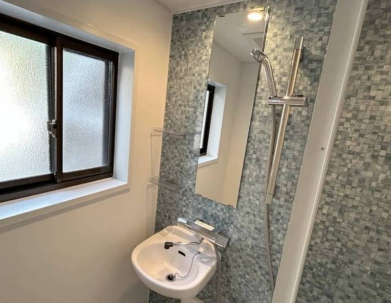 シャワー・トイレ独立新設。窓もあり明るくお掃除しやすい！
