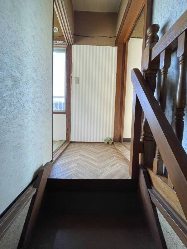 階段上がって左が和室2部屋、右が洋室3部屋あります。