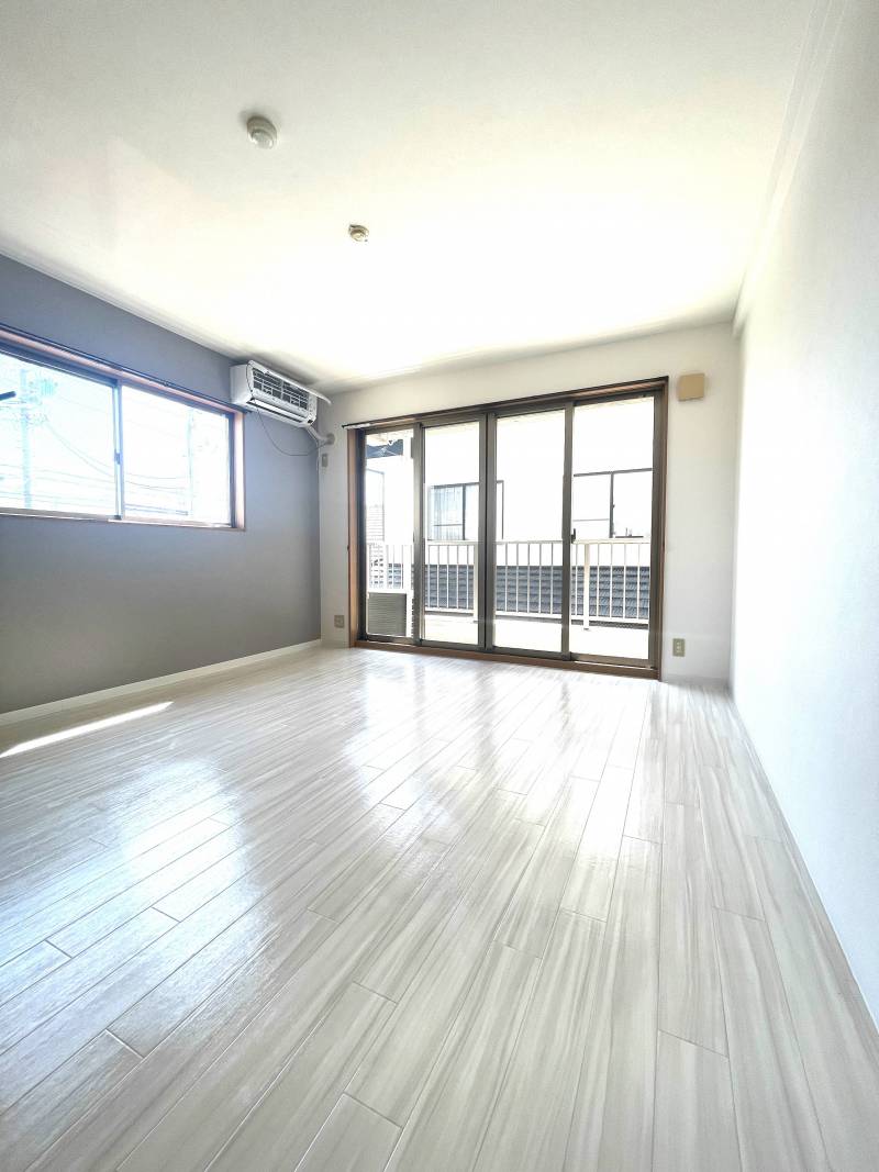 2面採光の大きな窓から日差しがたっぷり、風通しも良いリビング